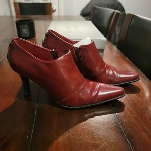 Like new size 7.5 heeled booties